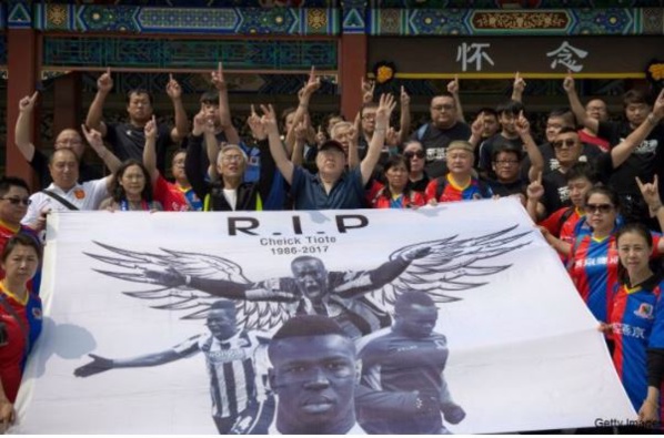 Papiss Cissé, submergé par l'émotion, pleure devant la dépouille de Cheikh Tiote en Chine Papiss Cissé, submergé par l'émotion, pleure devant la dépouille de Cheikh Tiote en Chine