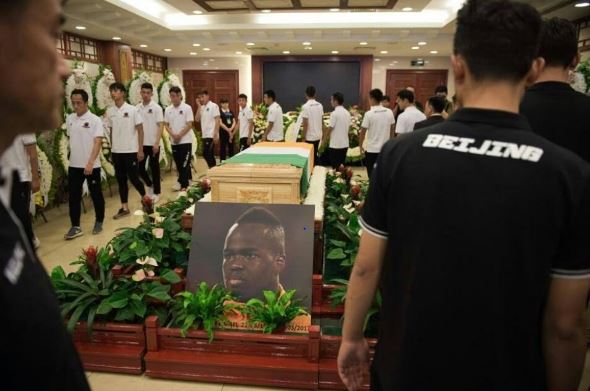 Papiss Cissé, submergé par l'émotion, pleure devant la dépouille de Cheikh Tiote en Chine Papiss Cissé, submergé par l'émotion, pleure devant la dépouille de Cheikh Tiote en Chine