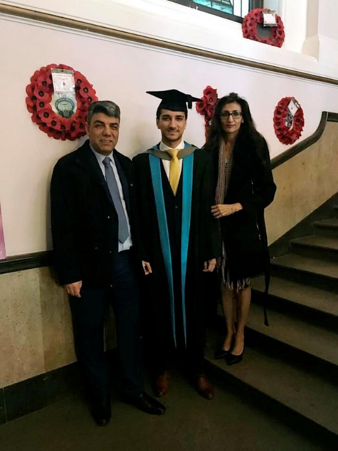 Il sauve sa mère handicapée, de l'incendie de la Tour à Londres, ce qu'il fait donne des larmes aux yeux ! Il sauve sa mère handicapée, de l'incendie de la Tour à Londres, ce qu'il fait donne des larmes aux yeux !