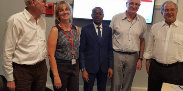Abdou Mbow sort de sa soutenance à SciencesPo de Paris avec une mention très bien (photos)