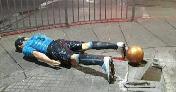 La statue de Luis Suarez vandalisée La statue de Luis Suarez vandalisée