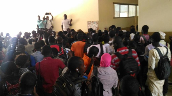 URGENT: Les étudiants empêchent Babou Diakham, directeur de l'Office du Bac, de faire son point de presse et exigent sa démission
