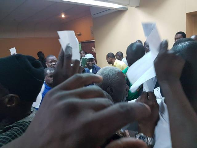 Dernière minute: l'opposition bloque le démarrage de la distribution des cartes d'électeur au consulat du Sénégal à Paris (les images) Dernière minute: l'opposition bloque le démarrage de la distribution des cartes d'électeur au consulat du Sénégal à Paris (les images)