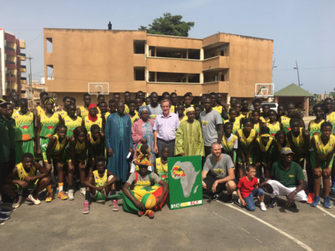Photos: Malèye Ndoye et l'ensemble de l'Association Dakar Basket Camp, ont remis un maillot à son Excellence, Christophe Bigot Photos: Malèye Ndoye et l'ensemble de l'Association Dakar Basket Camp, ont remis un maillot à son Excellence, Christophe Bigot