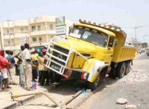 Mbour : Un camion fou déraye, tue deux maçons...et prend la fuite Mbour : Un camion fou déraye, tue deux maçons...et prend la fuite