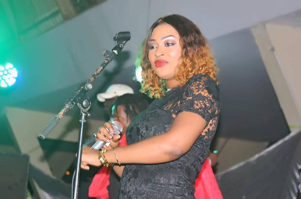 18 photos : Titi sort sa petite robe noire...et met le feu au CICES 18 photos : Titi sort sa petite robe noire...et met le feu au CICES