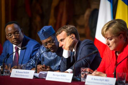 Le président du Niger, Mahamadou Issoufou, celui du Tchad, Idriss Déby, Emmanuel Macron et Angela Merkel à l’Elysée, le 28 août. JEAN-CLAUDE COUTAUSSE / FRENCH-POLITICS POUR LE MONDE Le président du Niger, Mahamadou Issoufou, celui du Tchad, Idriss Déby, Emmanuel Macron et Angela Merkel à l’Elysée, le 28 août. JEAN-CLAUDE COUTAUSSE / FRENCH-POLITICS POUR LE MONDE