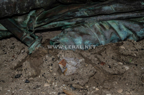  (Photos) La statue de Faidherbe tombe naturellement ce 5 septembre 2017
