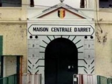 Scandale à la MAC de Thiès: une prison sans véhicule, un car «ndiaga ndiaye» pour le transfert des détenus Scandale à la MAC de Thiès: une prison sans véhicule, un car «ndiaga ndiaye» pour le transfert des détenus