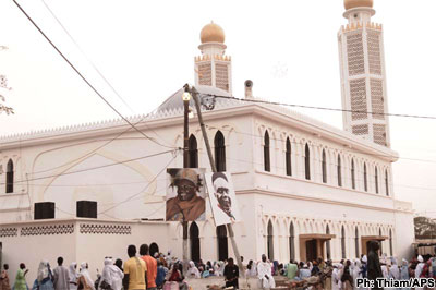 Serigne Abdoul Aziz Sy Al Amine inhumé à l'Esplanade des mosquées de Tivaouane Serigne Abdoul Aziz Sy Al Amine inhumé à l'Esplanade des mosquées de Tivaouane