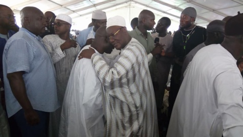 Tivaouane : Idrissa Seck et des responsables du parti Rewmi ont présenté leurs condoléances à la famille Sy (Images) Tivaouane : Idrissa Seck et des responsables du parti Rewmi ont présenté leurs condoléances à la famille Sy (Images)