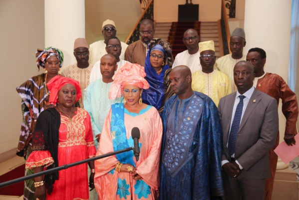 Le Président Macky Sall et les 15 députés de la diaspora, en conclave (Images) Le Président Macky Sall et les 15 députés de la diaspora, en conclave (Images)