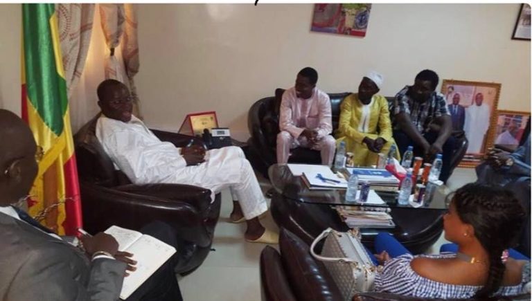 ( Photos) Les acteurs de la série Pod et Marichou reçus par le Ministre des Sports Matar Bâ ( Photos) Les acteurs de la série Pod et Marichou reçus par le Ministre des Sports Matar Bâ