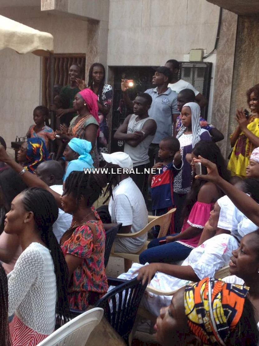 (Photos) El-Hadji Ousseynou Diouf tisse sa toile avec les marchands ambulants au CICES et à Grand Yoff. (Photos) El-Hadji Ousseynou Diouf tisse sa toile avec les marchands ambulants au CICES et à Grand Yoff.