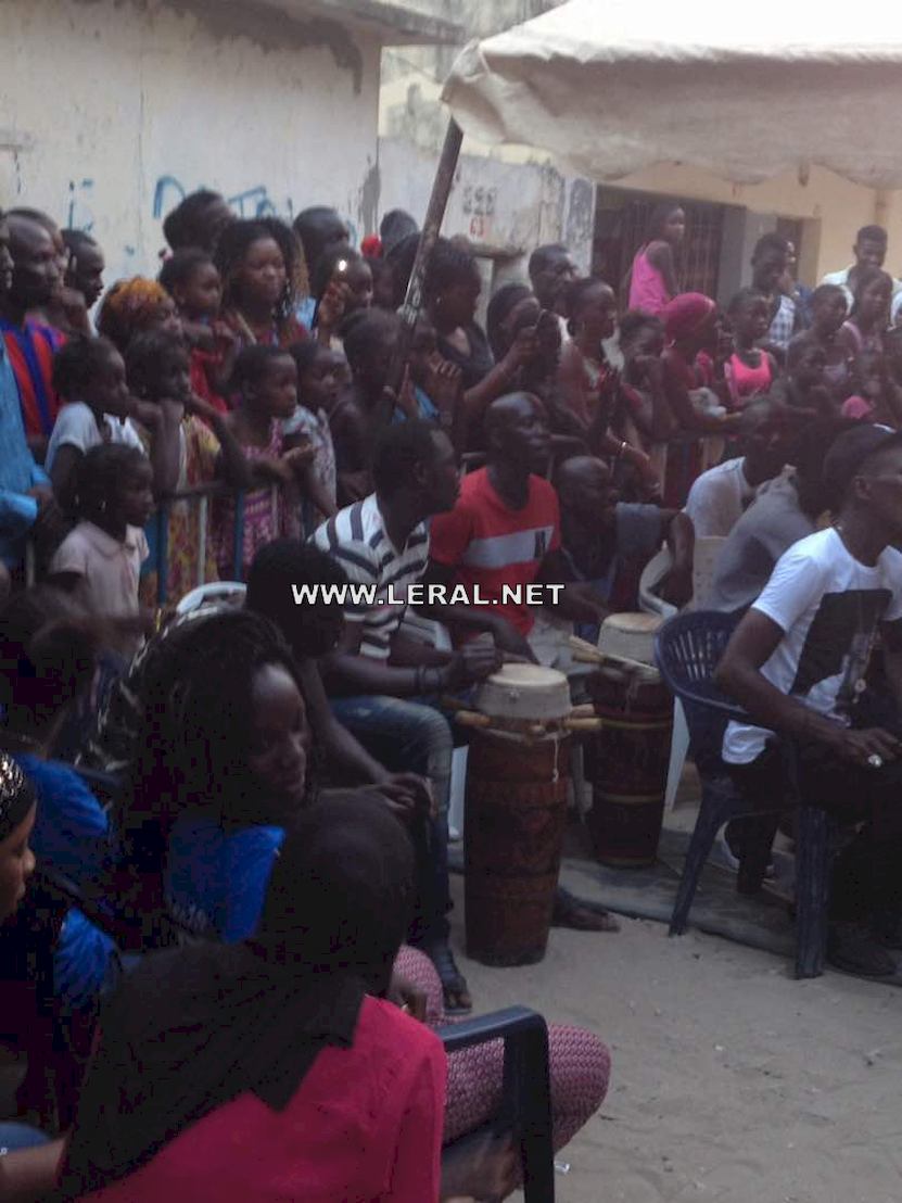 (Photos) El-Hadji Ousseynou Diouf tisse sa toile avec les marchands ambulants au CICES et à Grand Yoff. (Photos) El-Hadji Ousseynou Diouf tisse sa toile avec les marchands ambulants au CICES et à Grand Yoff.