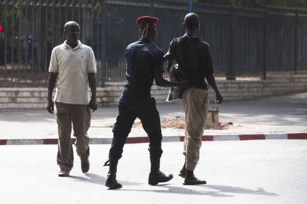 En complicité avec ses deux amis, B. SY et M. Diallo : H. Sakho a subtilisé le portable Galaxy S8 et les 2.450.000 francs Cfa de son père En complicité avec ses deux amis, B. SY et M. Diallo : H. Sakho a subtilisé le portable Galaxy S8 et les 2.450.000 francs Cfa de son père