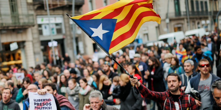 Des milliers de manifestants indépendantistes à Barcelone pour Des milliers de manifestants indépendantistes à Barcelone pour