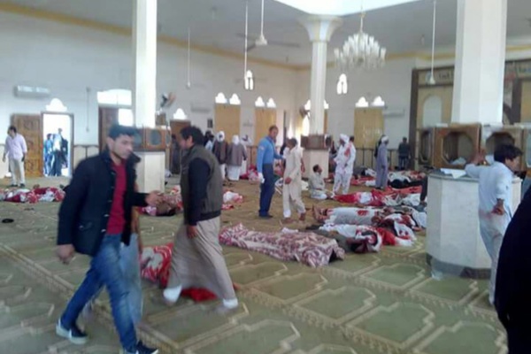 Au moins 85 morts dans l'attaque d'une mosquée en Egypte Au moins 85 morts dans l'attaque d'une mosquée en Egypte