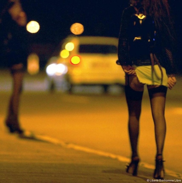 Café de Rome : Une prostituée dépouille un Burkinabé de 3000 euros et de ses trois portables Café de Rome : Une prostituée dépouille un Burkinabé de 3000 euros et de ses trois portables