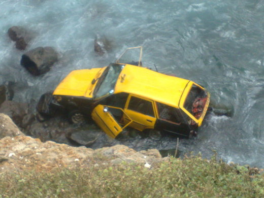 Mystère : Un taxi jeté dans les eaux de la plage à la corniche Ouest Mystère : Un taxi jeté dans les eaux de la plage à la corniche Ouest