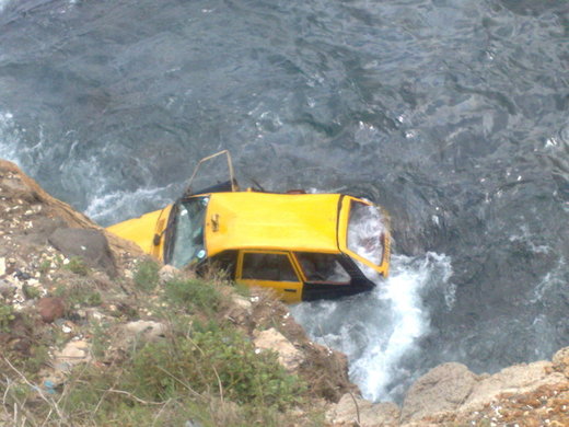 Mystère : Un taxi jeté dans les eaux de la plage à la corniche Ouest Mystère : Un taxi jeté dans les eaux de la plage à la corniche Ouest