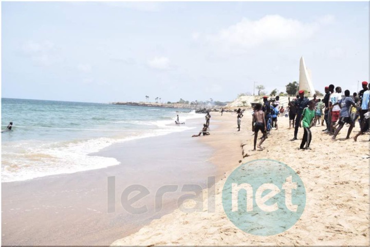 Photos : les images de la pirogue des migrants qui à échoué au large de la porte du Millénaire Photos : les images de la pirogue des migrants qui à échoué au large de la porte du Millénaire