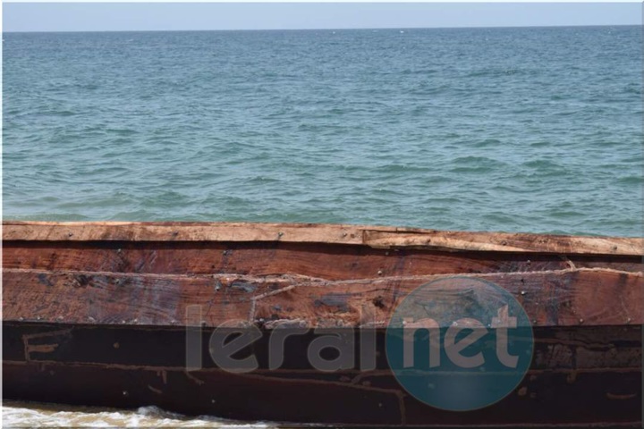 Photos : les images de la pirogue des migrants qui à échoué au large de la porte du Millénaire Photos : les images de la pirogue des migrants qui à échoué au large de la porte du Millénaire