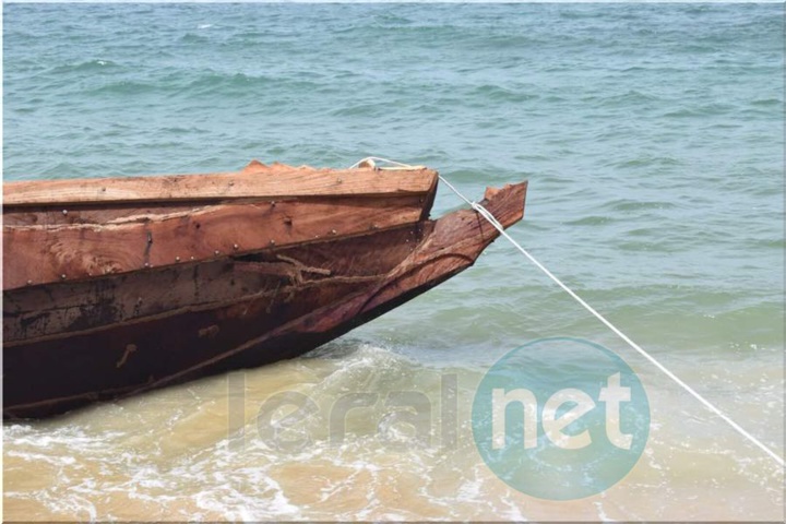 Photos : les images de la pirogue des migrants qui à échoué au large de la porte du Millénaire Photos : les images de la pirogue des migrants qui à échoué au large de la porte du Millénaire