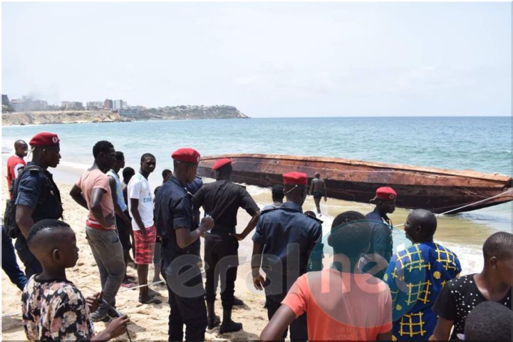 Photos : les images de la pirogue des migrants qui à échoué au large de la porte du Millénaire Photos : les images de la pirogue des migrants qui à échoué au large de la porte du Millénaire