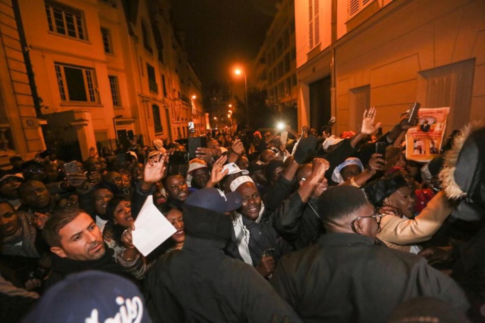Visite du Président Macky Sall à Paris: Un bain de foule impressionnant à son accueil, l’opposition s’efface (images) Visite du Président Macky Sall à Paris: Un bain de foule impressionnant à son accueil, l’opposition s’efface (images)