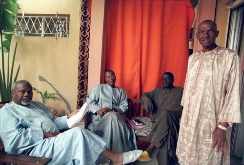 Bathily, Landing et Dansokho dans le salon de Wade pour faire partir Tanor Dieng et Diouf Abdoulaye Bathily, Amath Dansokho et Landing Savané ne sont pas assez représentatifs pour pouvoir accéder à la magistrature suprême. Leur stratégie c’est un de produire des présidents comme ils l’avaient fait avec Wade en 2000. Cette photo a été prise au Point E dans le salon de Wade. Ils concoctaient des plans pour déloger Ousmane Tanor Dieng et Abdu Diouf du Palais. Aujourd’hui, ils dorment au salon de Niass pour déloger Wade. Sacrés hommes de gauche… Bathily, Landing et Dansokho dans le salon de Wade pour faire partir Tanor Dieng et Diouf Abdoulaye Bathily, Amath Dansokho et Landing Savané ne sont pas assez représentatifs pour pouvoir accéder à la magistrature suprême. Leur stratégie c’est un de produire des présidents comme ils l’avaient fait avec Wade en 2000. Cette photo a été prise au Point E dans le salon de Wade. Ils concoctaient des plans pour déloger Ousmane Tanor Dieng et Abdu Diouf du Palais. Aujourd’hui, ils dorment au salon de Niass pour déloger Wade. Sacrés hommes de gauche…