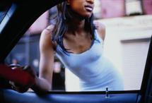 Une prostituée saisit les habits de son client Une prostituée saisit les habits de son client