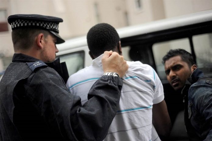 Italie : Un sénégalais ivre agresse et blesse deux policiers Italie : Un sénégalais ivre agresse et blesse deux policiers