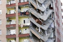 EFFONDREMENT AUX IMMEUBLES LES MARISTES DE DAKAR : Des habitants fuient leurs appartements EFFONDREMENT AUX IMMEUBLES LES MARISTES DE DAKAR : Des habitants fuient leurs appartements
