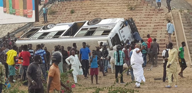 Accident sur l’autoroute à péage : Un bus Tata s’est renversé, plusieurs blessés enregistrés Accident sur l’autoroute à péage : Un bus Tata s’est renversé, plusieurs blessés enregistrés