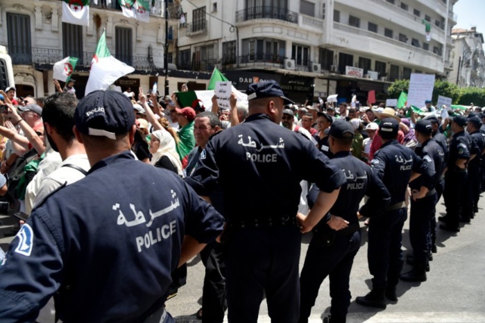 Algérie: Deux morts dans des heurts entre protestataires et des policiers Algérie: Deux morts dans des heurts entre protestataires et des policiers