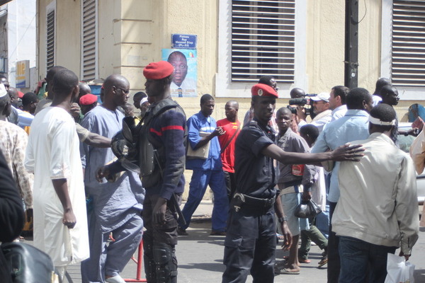 Mosquée de la rue Carnot : Une prière du vendredi dans la frayeur ( Exclusif Photos ) Mosquée de la rue Carnot : Une prière du vendredi dans la frayeur ( Exclusif Photos )