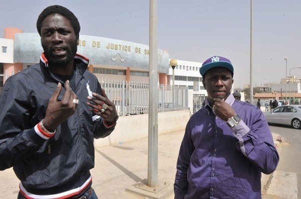 Procès de Simon, Kilifeu et compagnie : un cameraman français surpris en train de filmer Procès de Simon, Kilifeu et compagnie : un cameraman français surpris en train de filmer