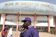 Procès de Simon, Kilifeu et compagnie : un cameraman français surpris en train de filmer Procès de Simon, Kilifeu et compagnie : un cameraman français surpris en train de filmer