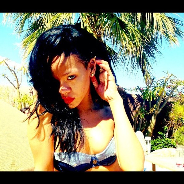 Photo : Rihanna enflamme Twitter ! Photo : Rihanna enflamme Twitter !