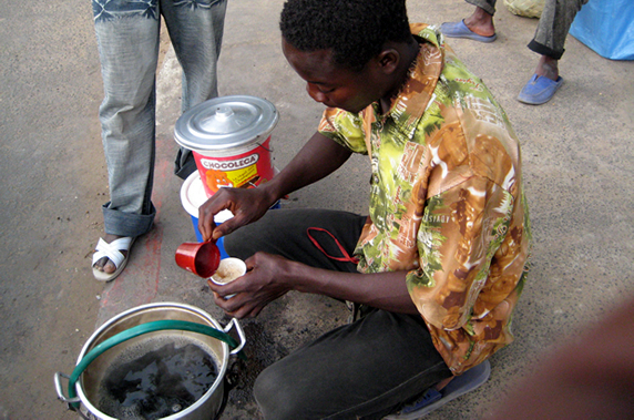 Pour survivre: Un Enseignant devient un vendeur de café Touba Pour survivre: Un Enseignant devient un vendeur de café Touba