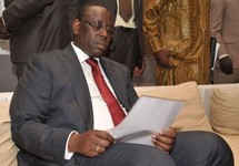 Macky Sall entouré d’une pluie de structures satellites Macky Sall entouré d’une pluie de structures satellites