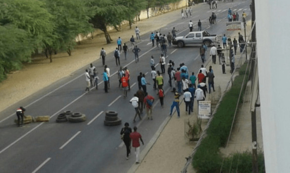 Mort de Lamine Koïta : les jakartamen ont délogé les élèves du lycée Coumba Ndoffène Diouf, ce matin Mort de Lamine Koïta : les jakartamen ont délogé les élèves du lycée Coumba Ndoffène Diouf, ce matin