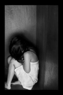 ELLE LUI OFFRE SA FILLE POUR QU'IL LA VIOLE! ELLE LUI OFFRE SA FILLE POUR QU'IL LA VIOLE!