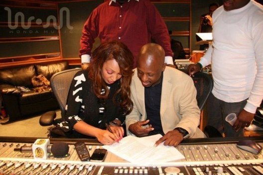 Viviane s'engage avec Jerry Wonder pour plusieurs années Viviane s'engage avec Jerry Wonder pour plusieurs années