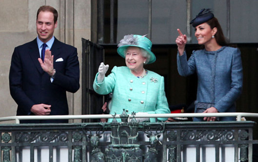 PHOTOS Kate Middleton et la reine très proches en public, copines pour la vie