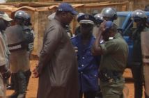 Ousmane Ngom aux policiers venus le cueillir: "C’est vous qui m’aviez sauvé à Tivaouane… " Ousmane Ngom aux policiers venus le cueillir: "C’est vous qui m’aviez sauvé à Tivaouane… "