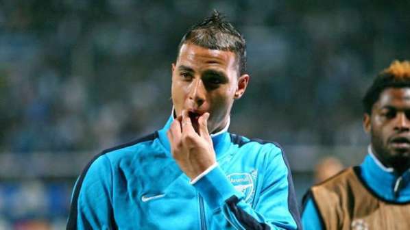Disposant d'un temps de jeu famélique, l'arrivée d'Olivier Giroud va compromettre encore plus l'avenir de Marouane Chamakh à Arsenal. Disposant de peu d'offres concrètes, l'attaquant marocain est en bien mauvaise posture... Disposant d'un temps de jeu famélique, l'arrivée d'Olivier Giroud va compromettre encore plus l'avenir de Marouane Chamakh à Arsenal. Disposant de peu d'offres concrètes, l'attaquant marocain est en bien mauvaise posture...