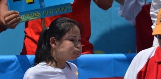 A 45 ans et 45 kilos, elle mange 45 hot-dogs en 10 minutes A 45 ans et 45 kilos, elle mange 45 hot-dogs en 10 minutes