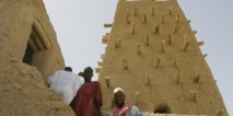 MALI. Ansar Dine s'attaque à la grande mosquée de Tombouctou MALI. Ansar Dine s'attaque à la grande mosquée de Tombouctou